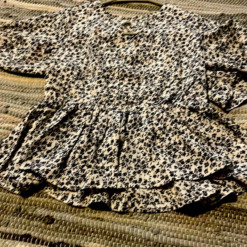 Cute stylish flower shirt, barely worn very good quality